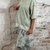 zijkant van een stoere khaki sweater voor dames