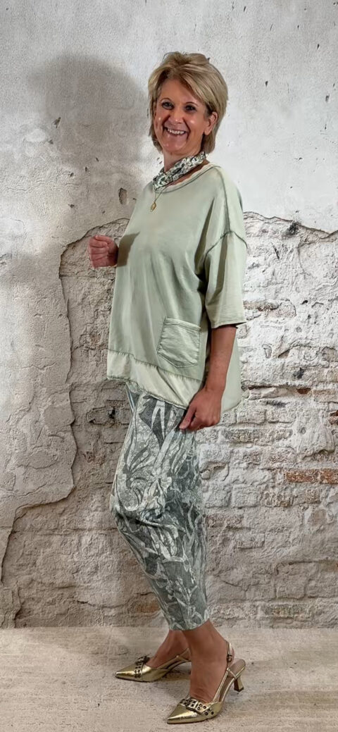 zijkant van een stoere khaki sweater voor dames