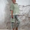 outfit inspiratie van een casual sweater met gebloemde stretch broek