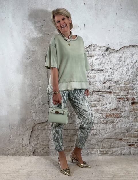 outfit inspiratie van een casual sweater met gebloemde stretch broek