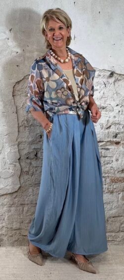 Wijde crêpe broek dames jeansblauw hoe valt en pasvorm