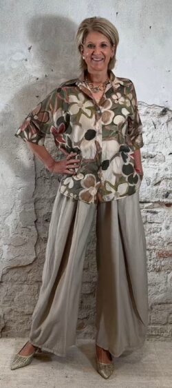 Zijde look blouse dames bloemenprint khaki hoe valt en styling