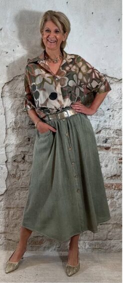 Deze maxi rok dames in khaki van katoen is luchtig, comfortabel en perfect voor warme dagen. De rok heeft een elastische tailleband en valt soepel, waardoor hij fijn draagt en makkelijk te combineren is. Shop dit item hier: https://www.baboux.nl/product/cotton-maxi-rok-met-kokosknopen-khaki-bibi/