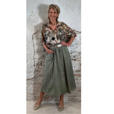 Deze maxi rok dames in khaki van katoen is luchtig, comfortabel en perfect voor warme dagen. De rok heeft een elastische tailleband en valt soepel, waardoor hij fijn draagt en makkelijk te combineren is. Shop dit item hier: https://www.baboux.nl/product/cotton-maxi-rok-met-kokosknopen-khaki-bibi/