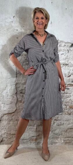 blouse jurk dames gestreept donkerblauw beige doorknoop strikceintuur 3/4 mouw