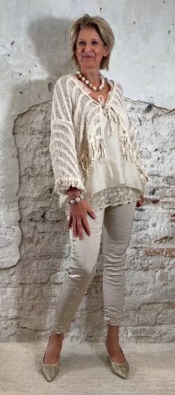 174850. Floor gehaakt vestje met franjes ecru