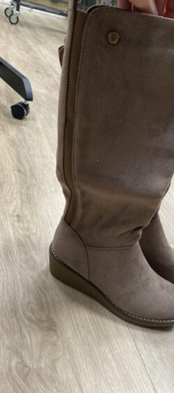 3691. Suedine laars met sleehak taupe - maat 36