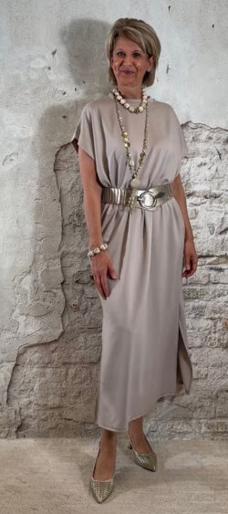 174982. Floor maxi shirt dress taupe (8 april op voorraad, je kunt al bestellen)