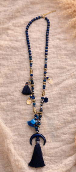 donkerblauwe dames ketting met kralen en Ibiza hanger