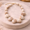 beige chunky dames ketting met schelpen en marmerlook kralen goud detail
