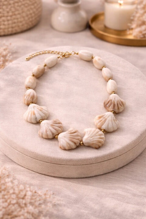 beige chunky dames ketting met schelpen en marmerlook kralen goud detail