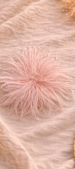 oudroze veren broche met pompom en clip speld