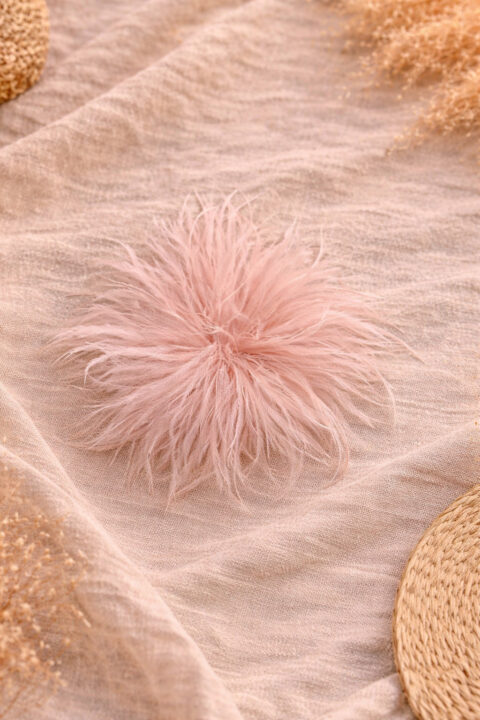 oudroze veren broche met pompom en clip speld