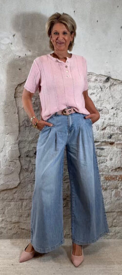 Len gebreid truitje met knoopsluiting korte mouw roze