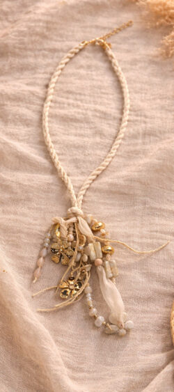 beige dames ketting met koord en Ibiza hanger