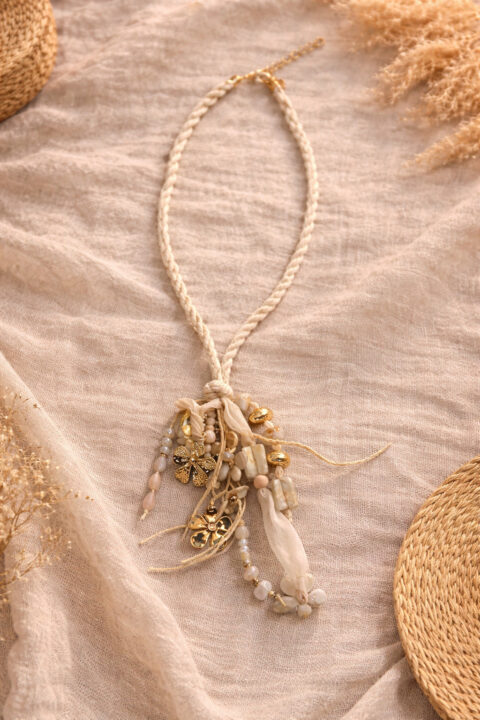 beige dames ketting met koord en Ibiza hanger