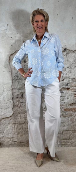 Blouse met borduursel lichtblauw - Nana 179324 (5 mei weer op voorraad, je kunt al bestellen)