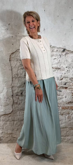 178299. Len gebreid truitje met knoopsluiting korte mouw ecru