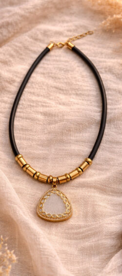 zwart met gouden dames ketting met koord en hanger