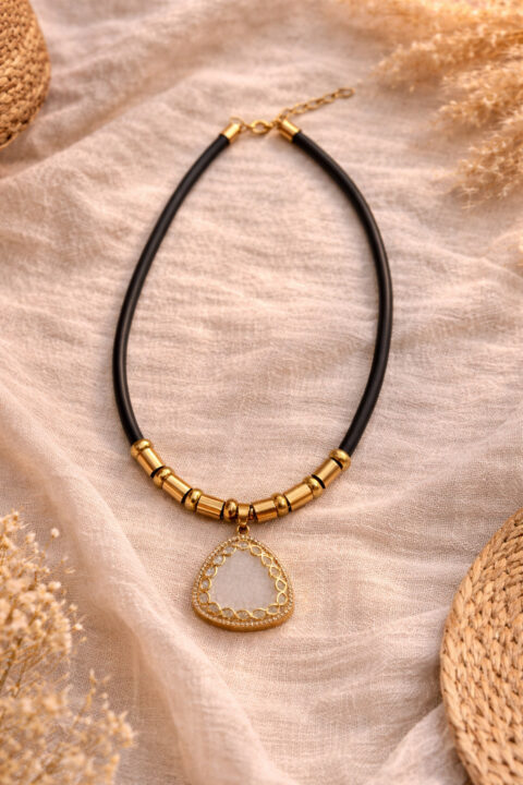 zwart met gouden dames ketting met koord en hanger