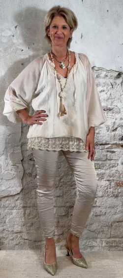Tencel zijde beige blouse, Ibiza stijl gecombineerd met een glanzende strakke broek met koord sluiting en veel stretch
