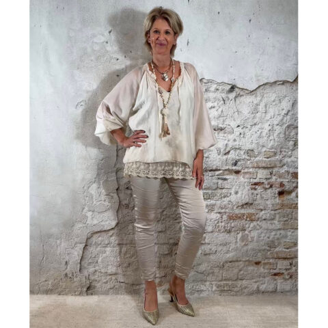 Tencel zijde beige blouse, Ibiza stijl gecombineerd met een glanzende strakke broek met koord sluiting en veel stretch