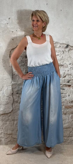 53434. Viscose top rechte hals - Wit