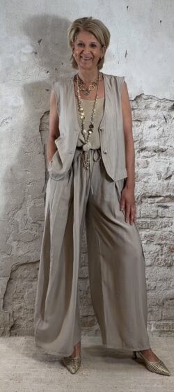 Crêpe gilet dames zandkleur hoe valt en styling