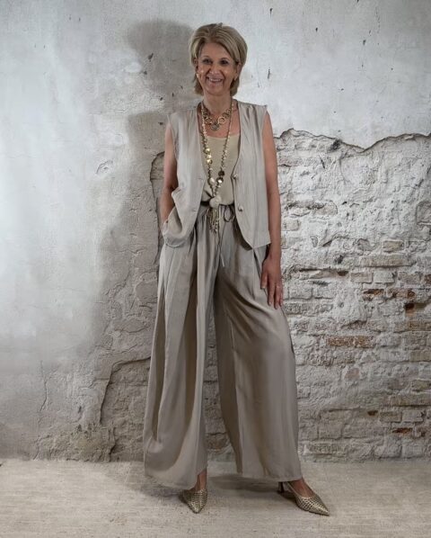 Crêpe gilet dames zandkleur hoe valt en styling