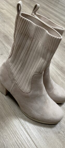 A-888. Laarsjes met gebreide boord beige