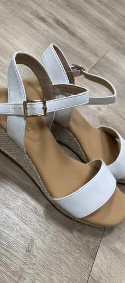 DES105P. Sandalen met sleehak wit