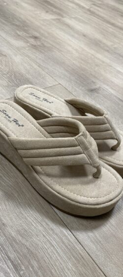 Suedine slippers met sleehak beige