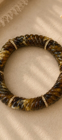 Elastische armaband Iconic bruin met goud detaill - Renske 179170.