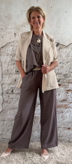 Pantalon donker taupe met elastische taille - Evy 179963 (12 mei weer op voorraad, je kunt al bestellen)