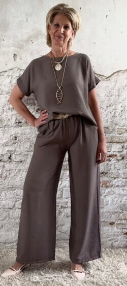 Blouse top donker taupe met knopen achter - Evy 179962 (12 mei weer op voorraad, je kunt al bestellen)