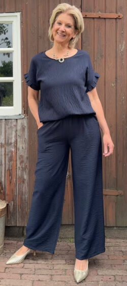 Blouse top donkerblauw met knopen achter - Evy 180870   (27 mei weer op voorraad, je kunt al bestellen)