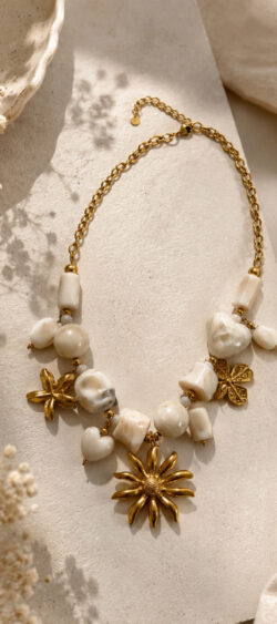 Chunky ketting met gouden bedels en beige marmer kralen - Sil