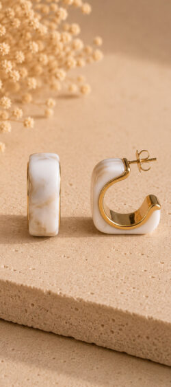 Chunky marmerlook oorbellen beige/goud Sil