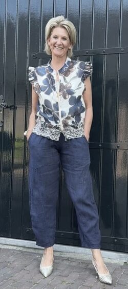 Blouson mouwloos met ruffle donkerblauw gebloemd - Evy 849491