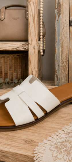 J-266. Fashion slippers wit met comfy zooltje