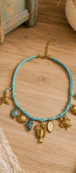 Ibiza koord halsketting turquoise met gouden bedels Sil - 187350