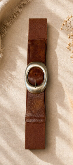 Chunky elastische riem cognac met gouden gesp 187317.