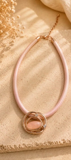 Leatherlook koord ketting met hanger rosé Renske - 187839