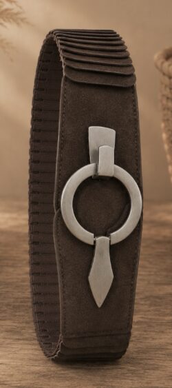 Elastische riem donkerbruin met ronde matte gesp - 191633 (september weer op voorraad, je kunt al bestellen)