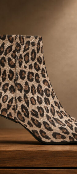 DES658S. Pump enkellaars leopard.