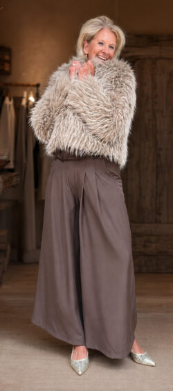 Hairy fake fur jack licht taupe - Evy 190331 (25 augustus weer op voorraad, je kunt al bestellen)