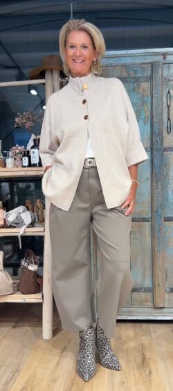 Oversized vest met 3 gouden knopen beige - Evy 190477
