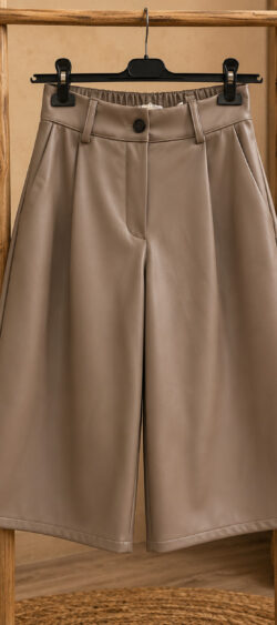 Leatherlook jort taupe Evy (8 september op voorraad, je kunt al bestellen)