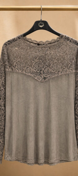Shirt met kanten mouw donker taupe Elza - 191338 (8 september weer op voorraad, je kunt al bestellen)