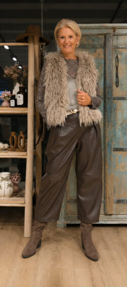 Hairy fake fur bodywarmer taupe - Evy 190482
